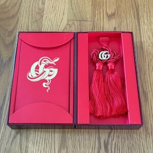 Gucci 2025 set of 20 envelopes and charm in the box.